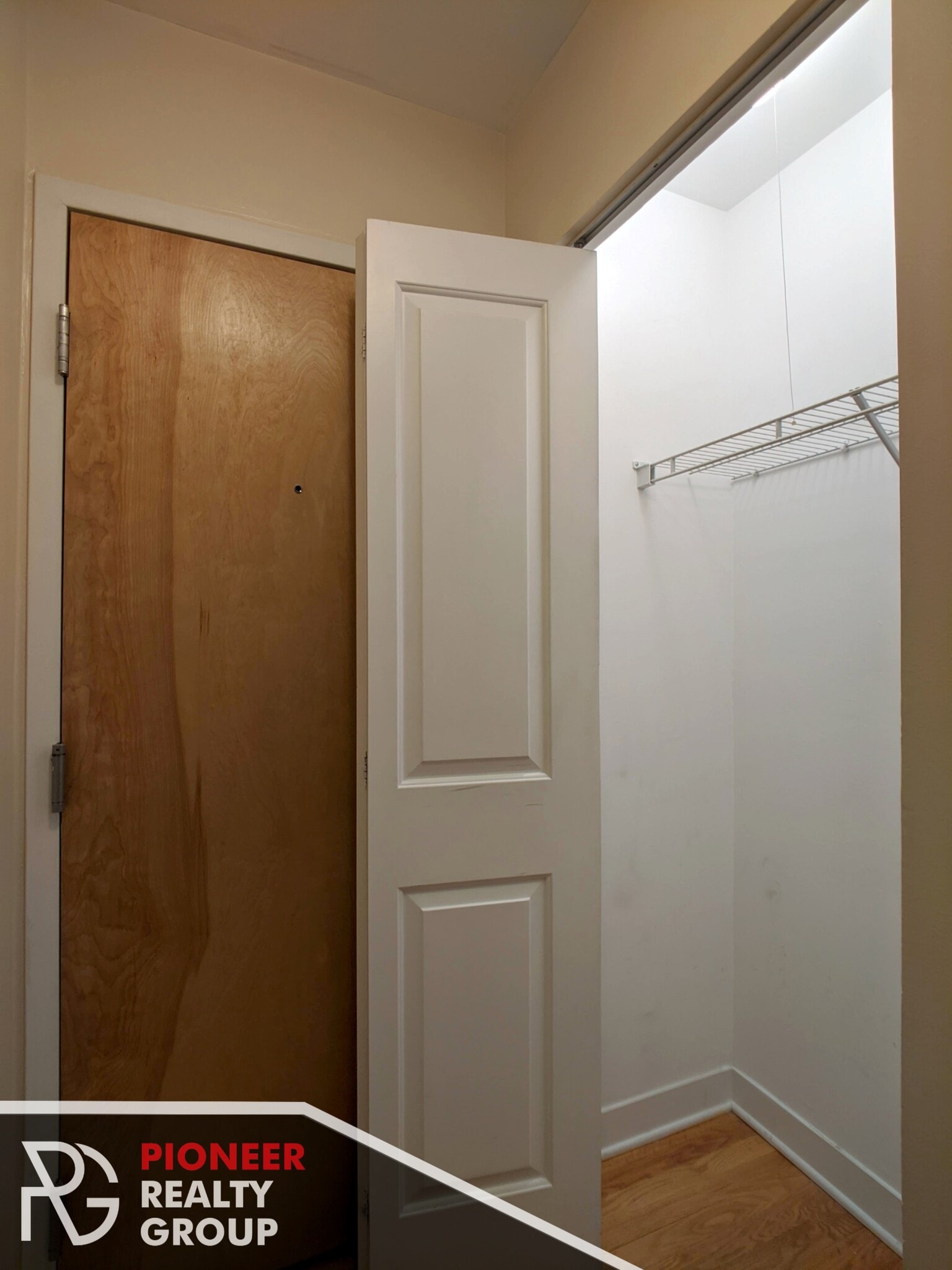 Building Photo - 643 W Wrightwood Ave