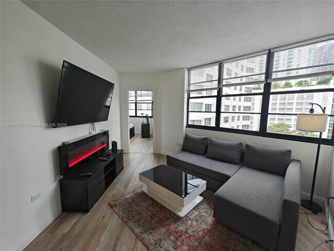 Building Photo - 905 Brickell Bay Dr
