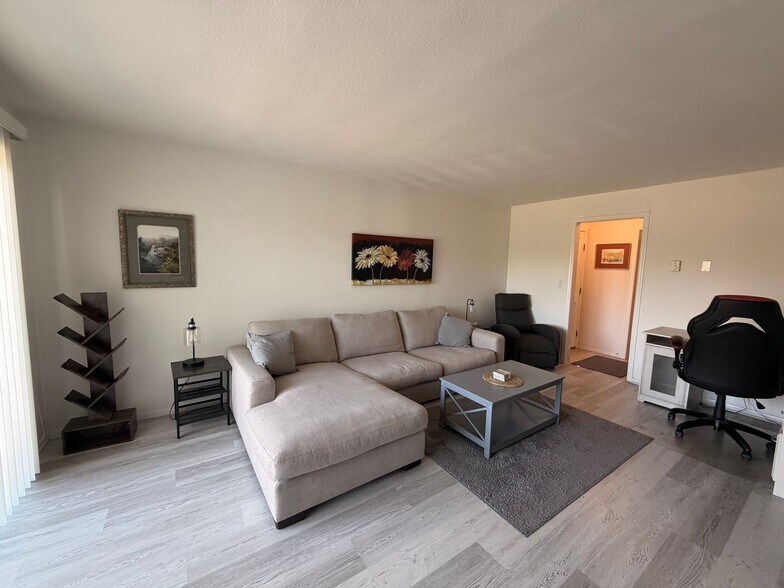 Building Photo - Bright Furnished 1BD in Prime Santa Monica Location w/ Private Balcony