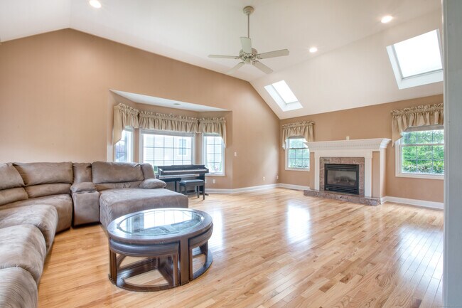 Building Photo - 9 Mayflower Ln