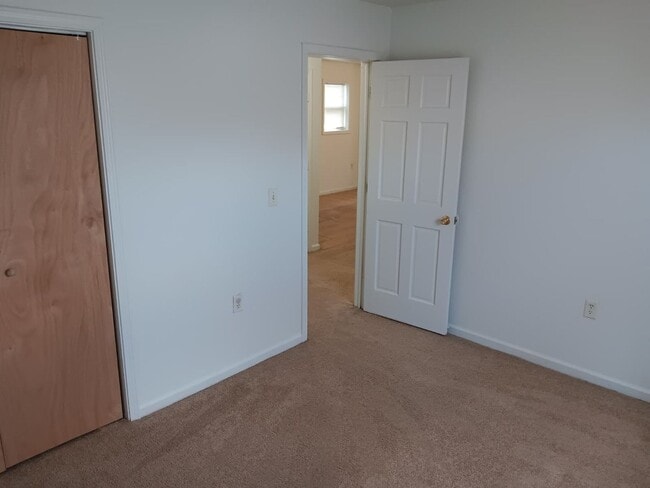 Building Photo - For Rent: 4-bedroom 2-bathroom single family home! Available NOW!