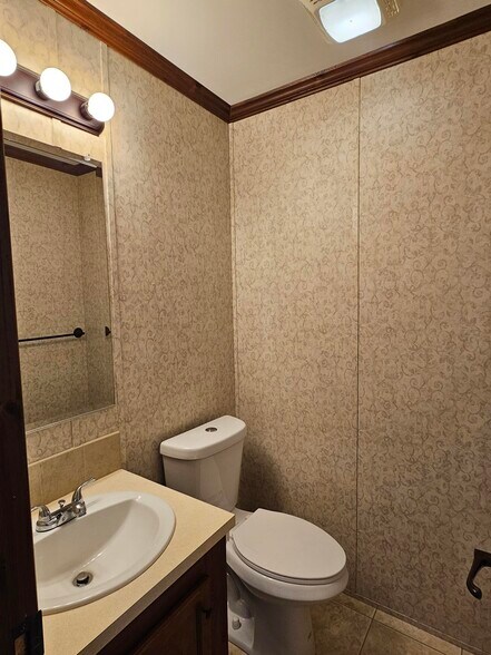 Building Photo - 419 Elmwood Cir