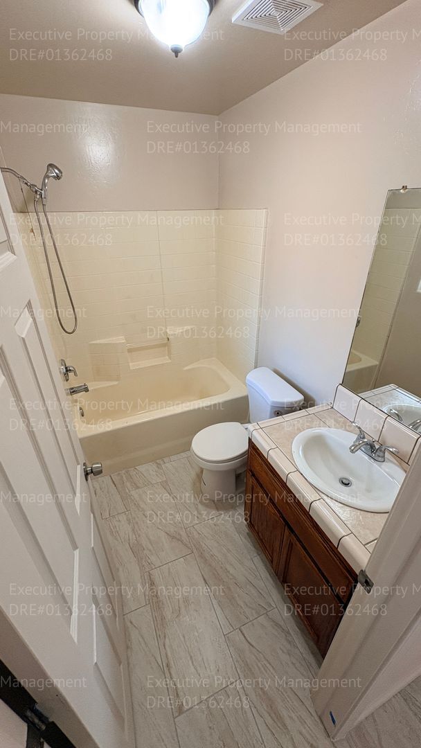 Building Photo - 3 bedroom/ 2 bathroom apartment