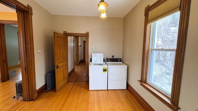 Building Photo - 1712 W 3rd St