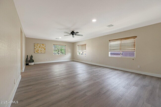 Building Photo - 9423 W Monte Vista Rd