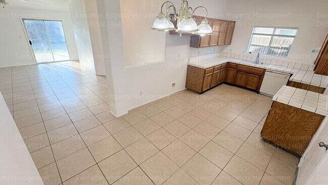 Building Photo - 4 bedroom 2 bathroom home located near S. H St/ Berkshire Rd