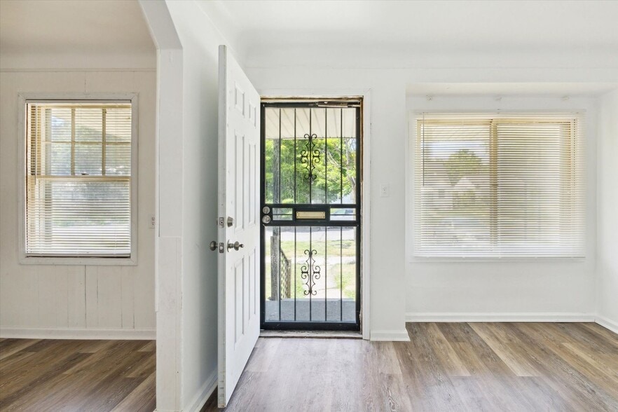 Building Photo - Remodeled 4B 1B Home $1,275