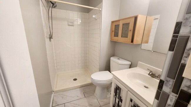 Building Photo - "Spacious 3-Bedroom Townhouse with Finishe...