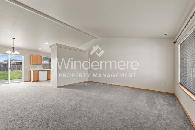 Building Photo - **Half off Full 1st Month's Rent** Great 3...