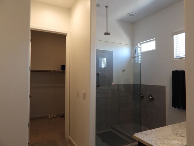 Building Photo - 3 Bedroom 2 Bathroom