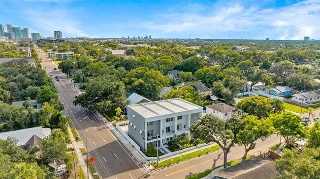 Building Photo - 102 W Adalee St