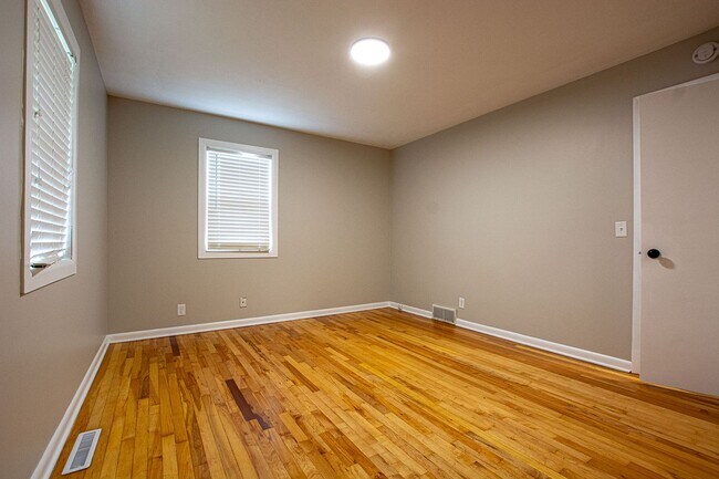 Building Photo - Adorable 3 Bedroom / 1 Bath Split Entry Home in Carter Lake with 2 Car Detach Garage!