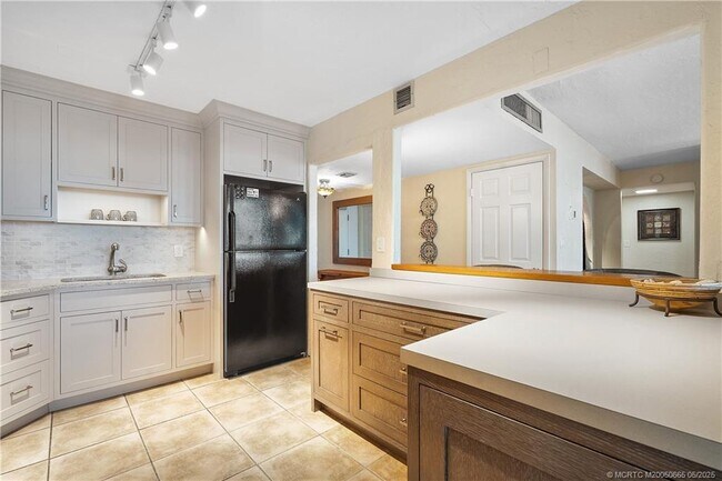 Building Photo - 10410 S Ocean Dr