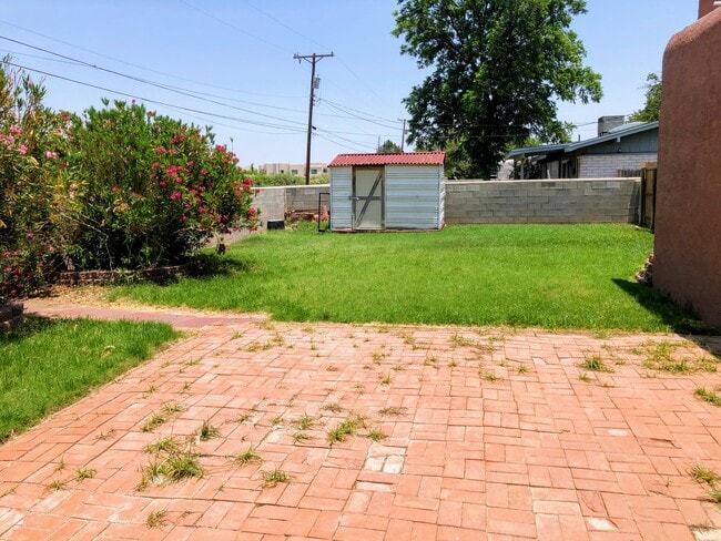 Building Photo - 1424 N Country Club Cir