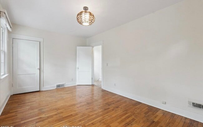 Building Photo - 506 W Oakland Ave