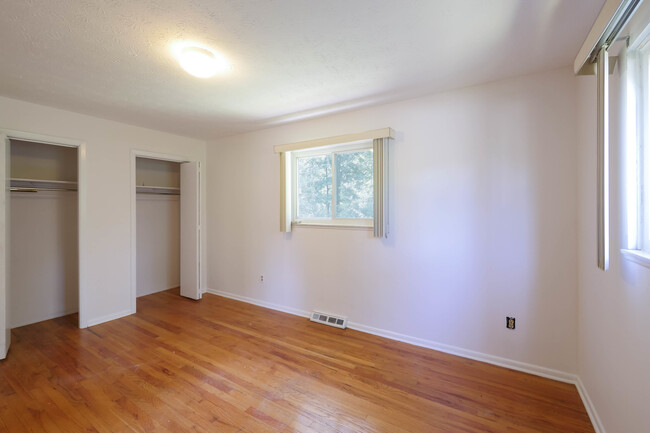 Building Photo - Renovated Singe Family Bi-Level near South...