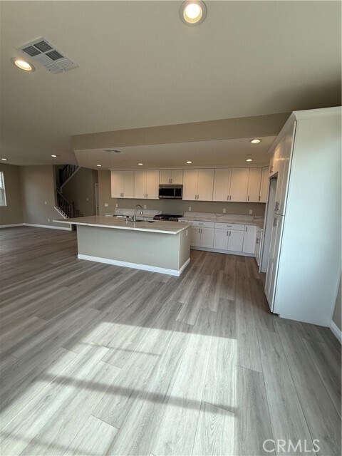 Building Photo - 7398 N Maple Ave