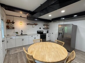 Building Photo - 633 Sandusky Dr