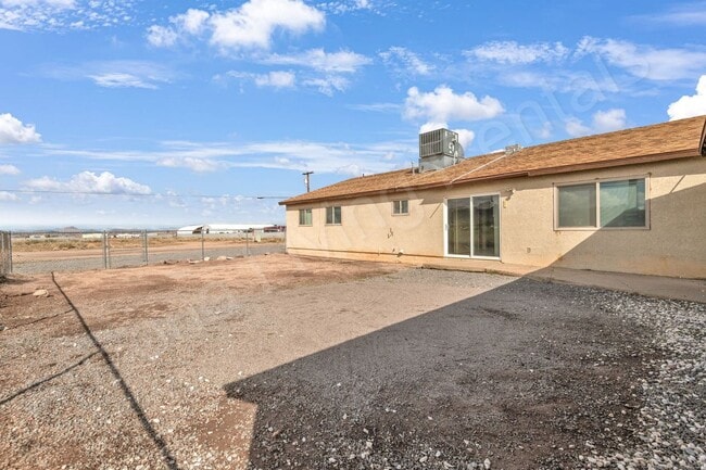 Building Photo - PET FRIENDLY CENTRALLY LOCATED ON ONE ACRE