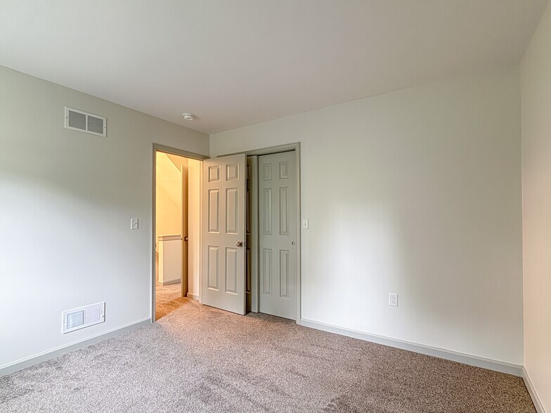 Building Photo - 425 Deerfield Dr
