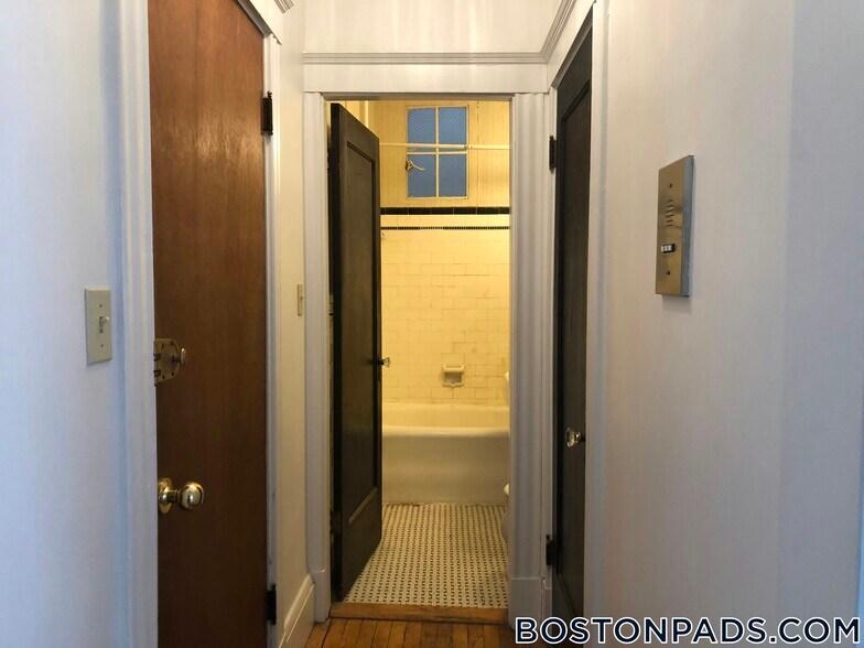 Building Photo - 349 Pleasant St