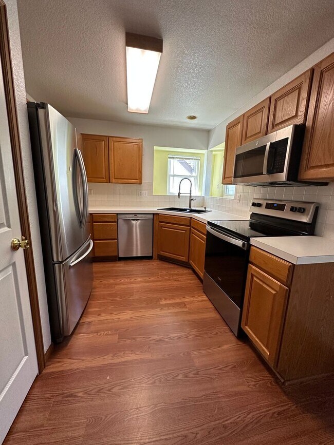 Building Photo - Spacious 5 Bedroom 3 Bath Home