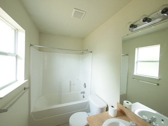 Building Photo - 1503 Cinch Dr