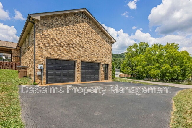 Building Photo - 6999 Tartan Dr