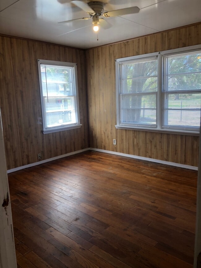 Building Photo - CUTE HOME WITH 2 BEDROOMS, 1 BATHROOM, 1 CAR GARAGE