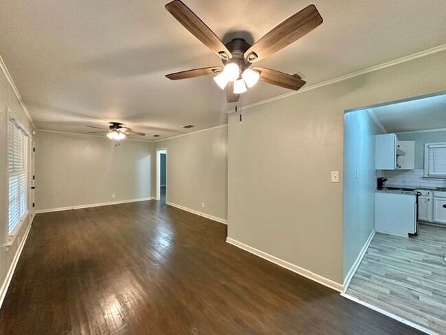 Building Photo - Updated 3-Bedroom Home Near TJC & Medical ...