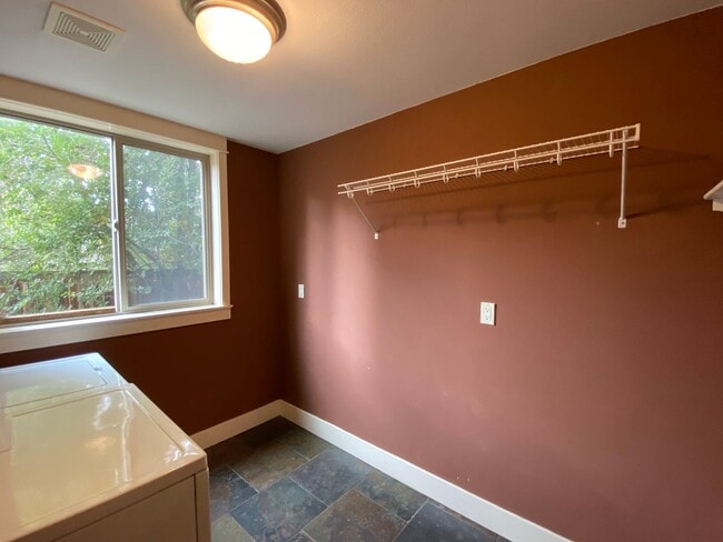 Building Photo - Spacious 3 BR w/ all wood floors and great midtown Bend location