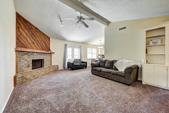 Building Photo - 2206 Whiteoak Cir