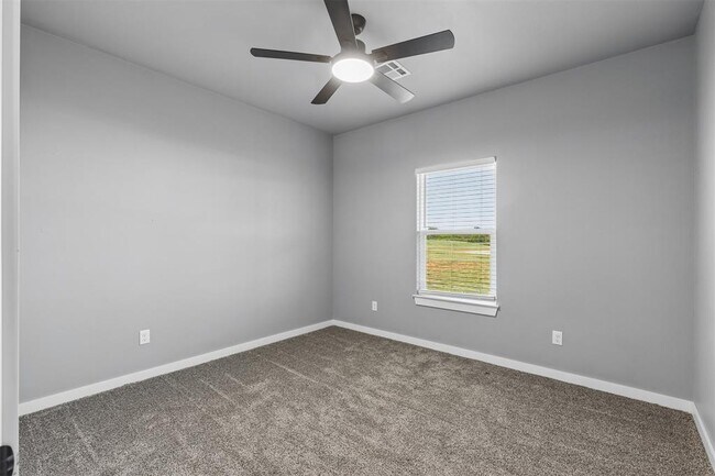 Building Photo - 4930 Meadow Dr