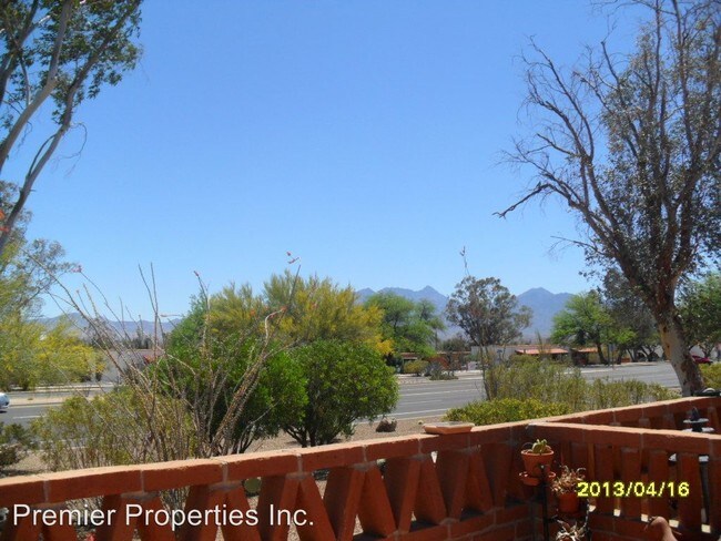 Building Photo - 408 S La Canada Dr