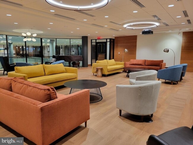 Building Photo - 5901 Mt Eagle Dr