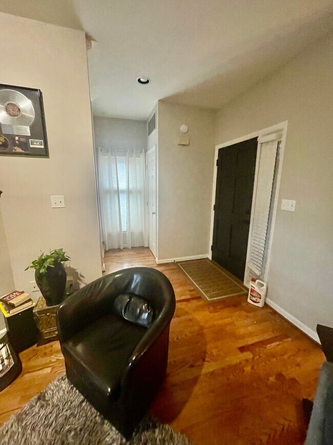 Building Photo - FULLY FURNISHED - PERFECT FOR THE COLLEGE ...