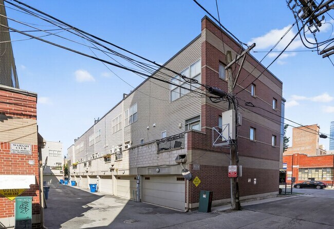 Building Photo - Charming 2BR Townhome in Chicago