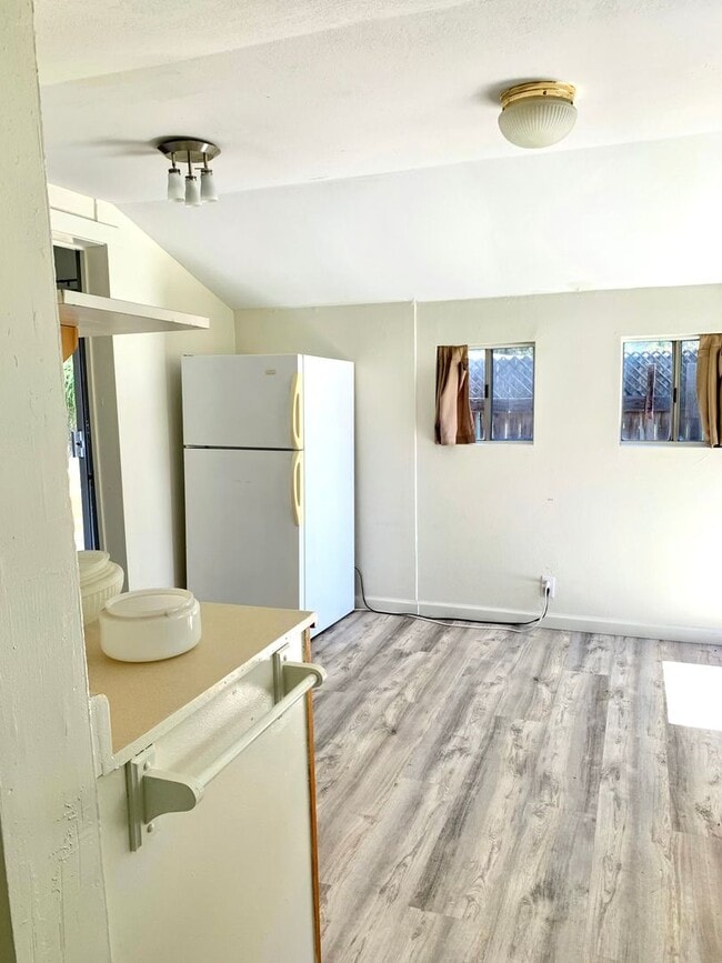 Building Photo - Cute and Quaint One bedroom in Petaluma. P...