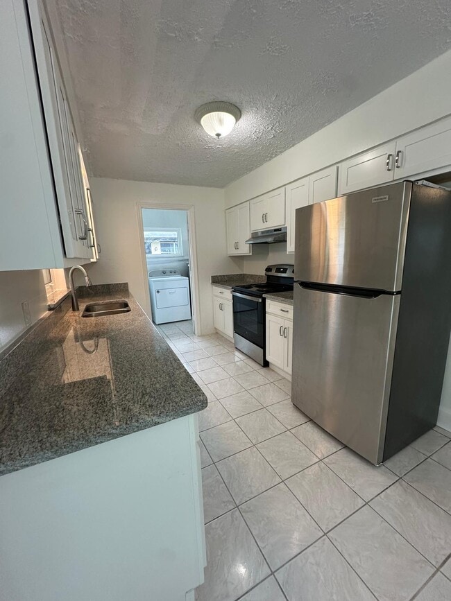 Building Photo - 1032 Martinique Ave