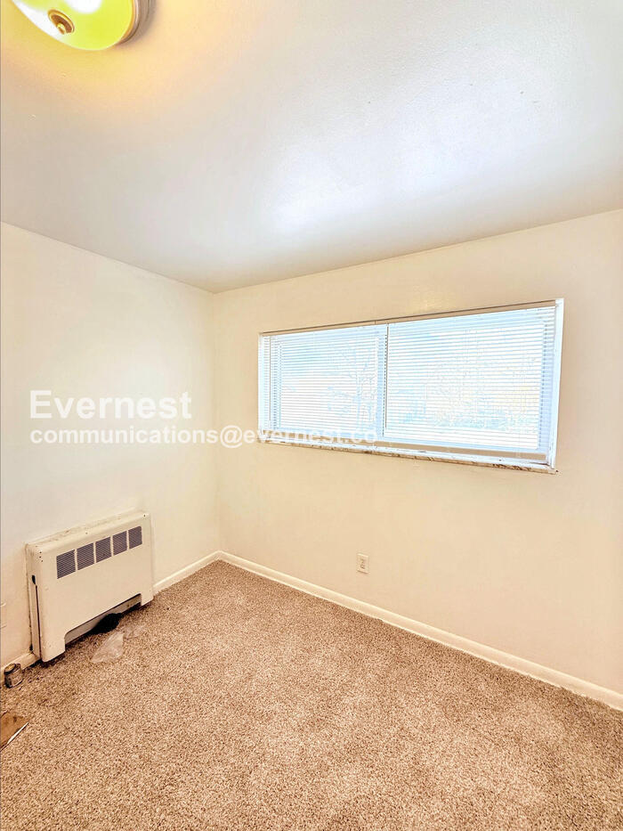 Building Photo - 15601 Schoolcraft Rd