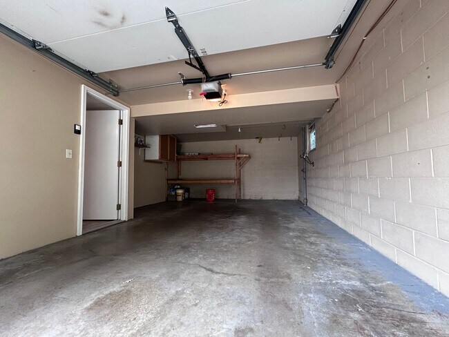 Building Photo - 4 Bed 2 Bath