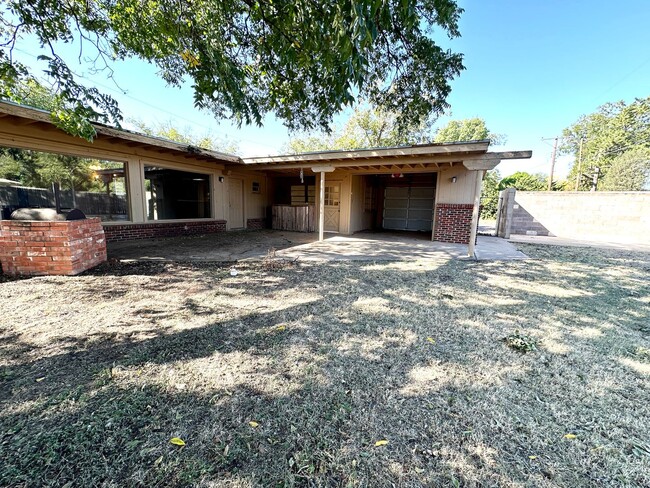 Building Photo - 3 Bed/2.5 Bath in LISD!