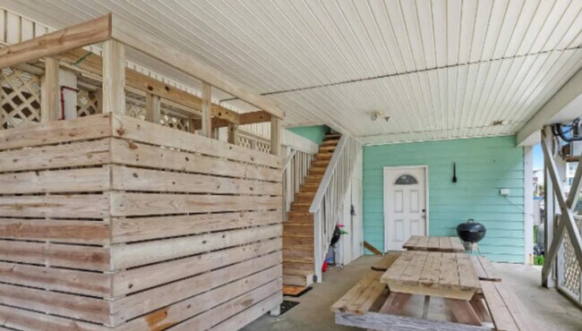 Building Photo - 1412 W Beach Blvd