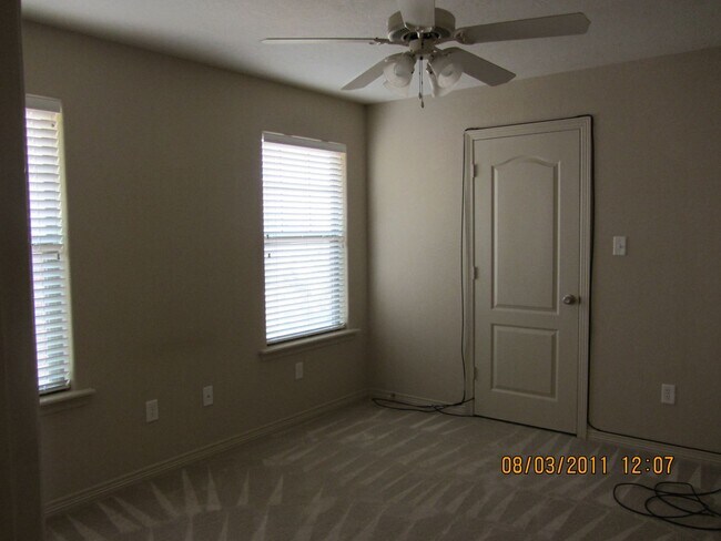 Building Photo - 2 BED 2 BATH TOWNHOME ON SHUTTLE ROUTE NEAR CAMPUS -  WITH POOL!