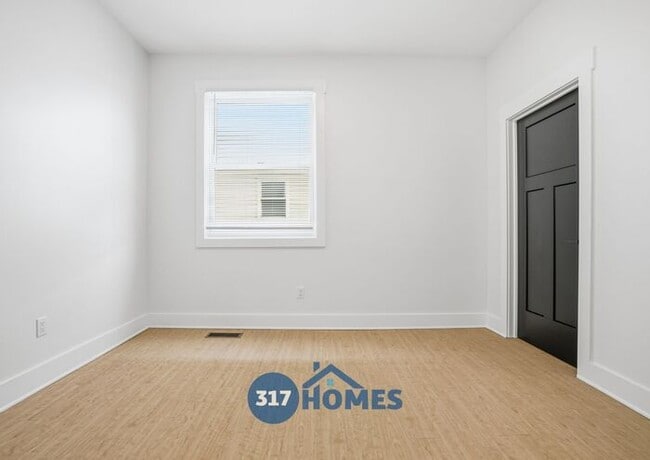 Building Photo - Modern 3 Bedroom Townhome with Skyline Views in Holy Cross