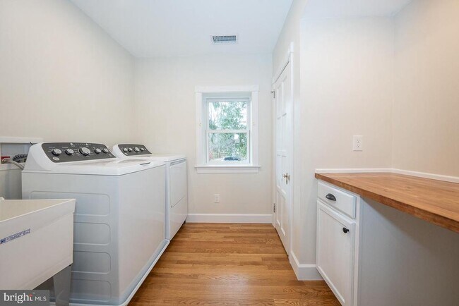 Building Photo - 28 Orchard Ln