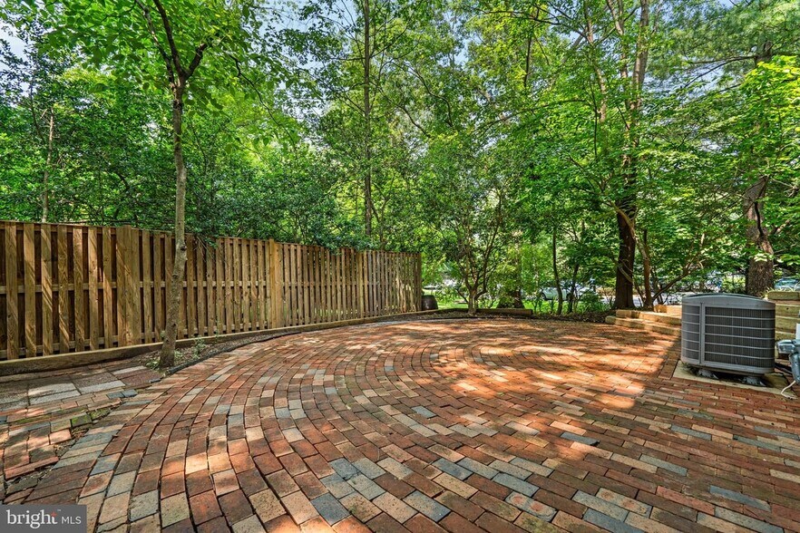 Back Patio - 2360 Albot Rd