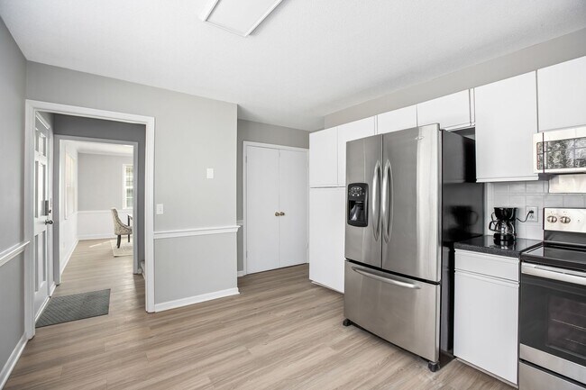 Building Photo - Spacious 3 bed 2 Bathroom House in Peace Haven Rd Winston-Salem