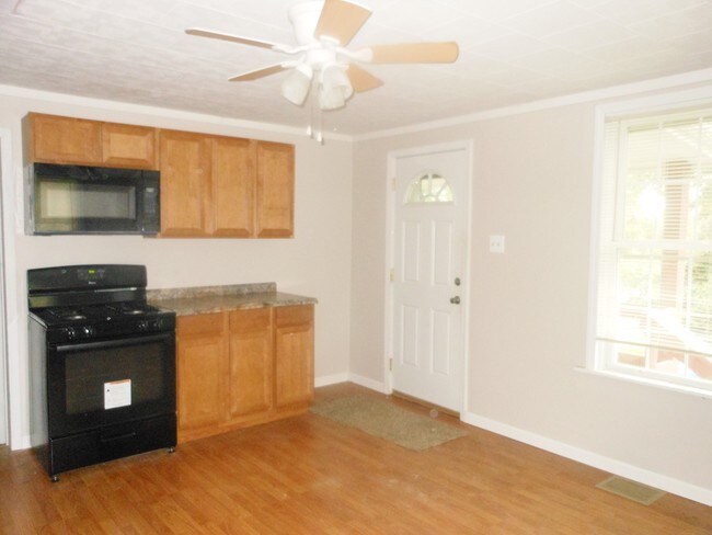 Building Photo - 130 School St