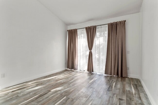 Building Photo - UPGRADED ONE BEDROOM OASIS IN GATED COMMUNITY